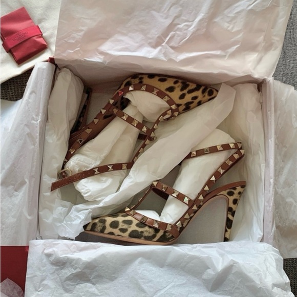 Valentino Garavani Rockstud Leopard Print Pumps - Picture 5 of 8